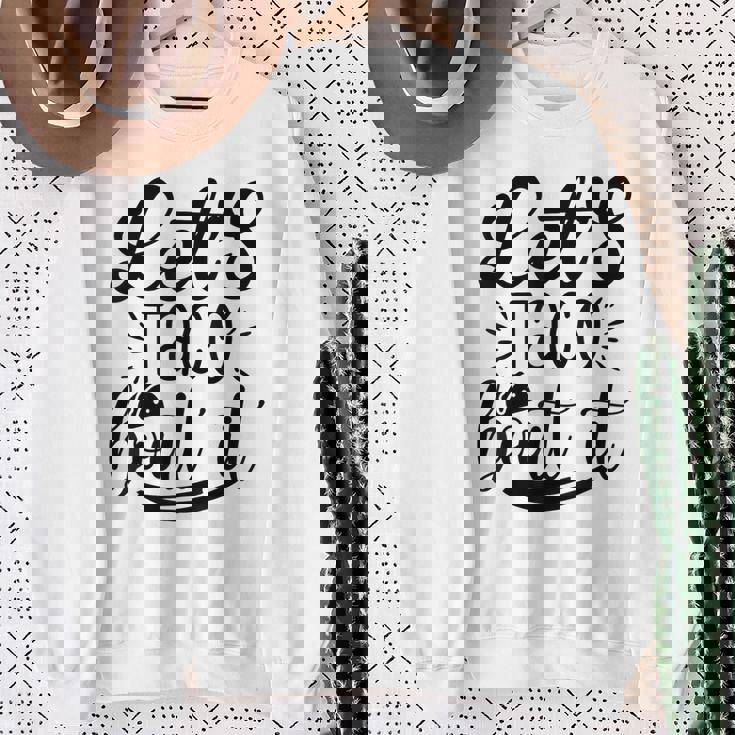 Let's Taco Bout It 面白い メキシコ料理 タコス シンコ・デ・マヨ スウェットシャツ 年配の女性への贈り物