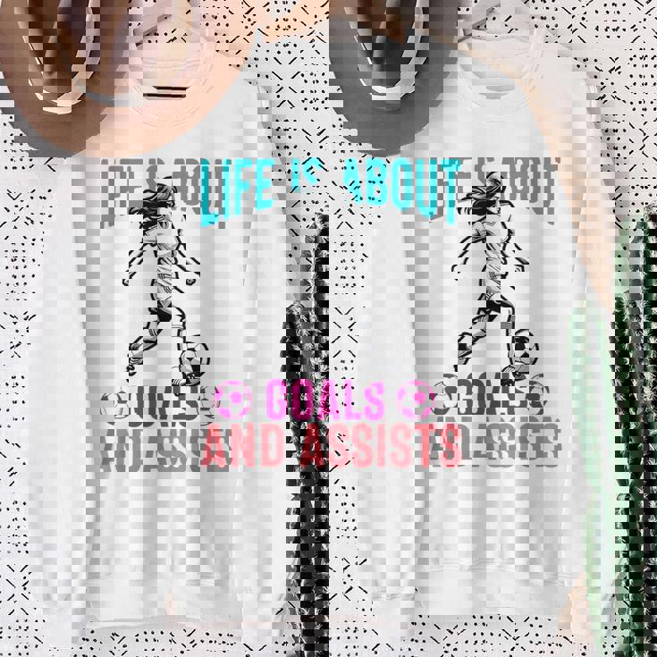 Life's About Goals And Assists サッカー 面白いサッカー選手 スウェットシャツ 年配の女性への贈り物