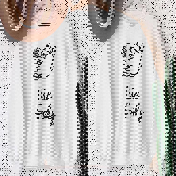 Live Freely スウェットシャツ 年配の女性への贈り物