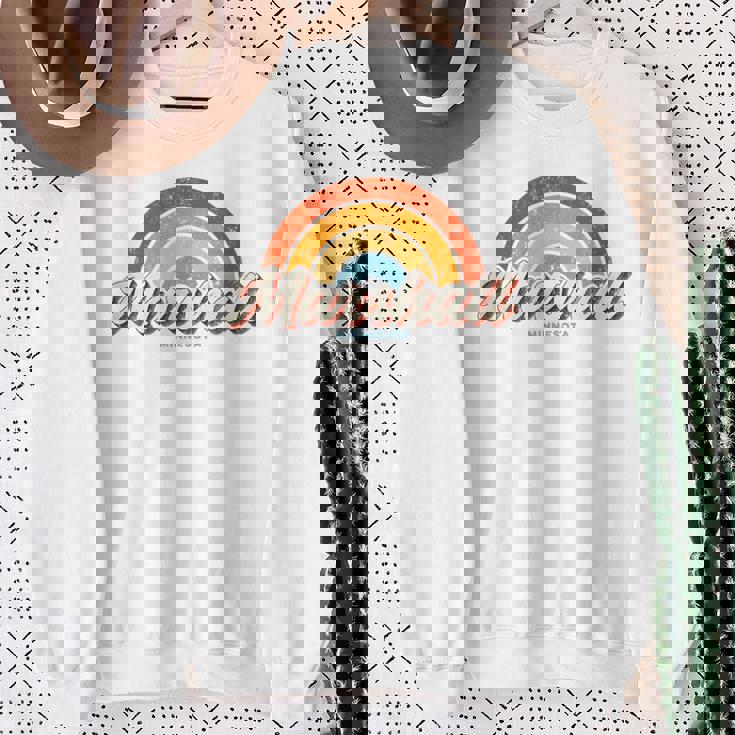 Marshall Minnesota Mnヴィンテージレインボーレトロ70年代 スウェットシャツ 年配の女性への贈り物