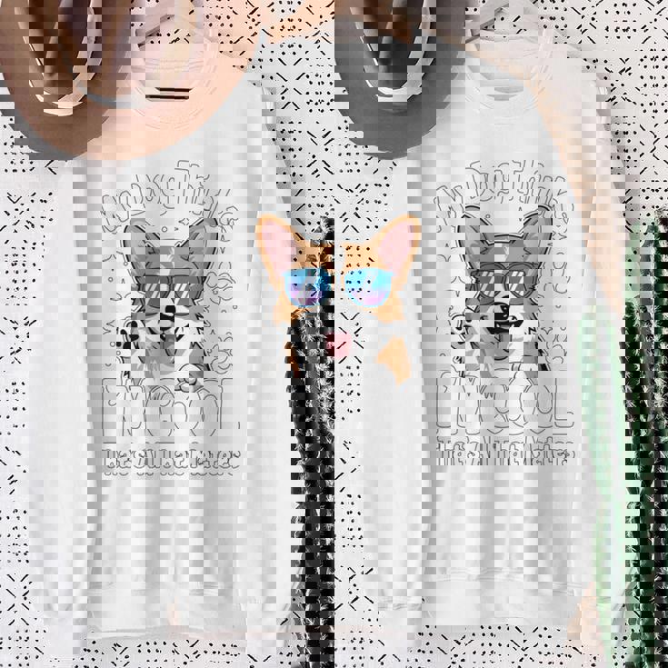 My Dog Thinks I'm Cool Corgi Dog Lover 長袖tシャツ スウェットシャツ 年配の女性への贈り物