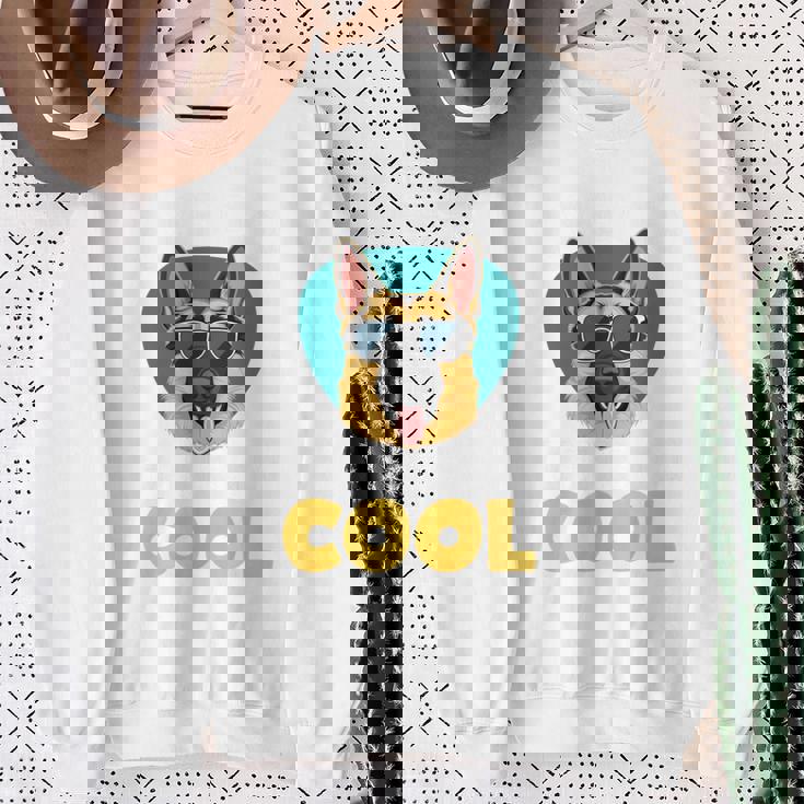 My Dog Thinks I'm Cool サングラス ジャーマンシェパード ドッグオーナー 長袖tシャツ スウェットシャツ 年配の女性への贈り物