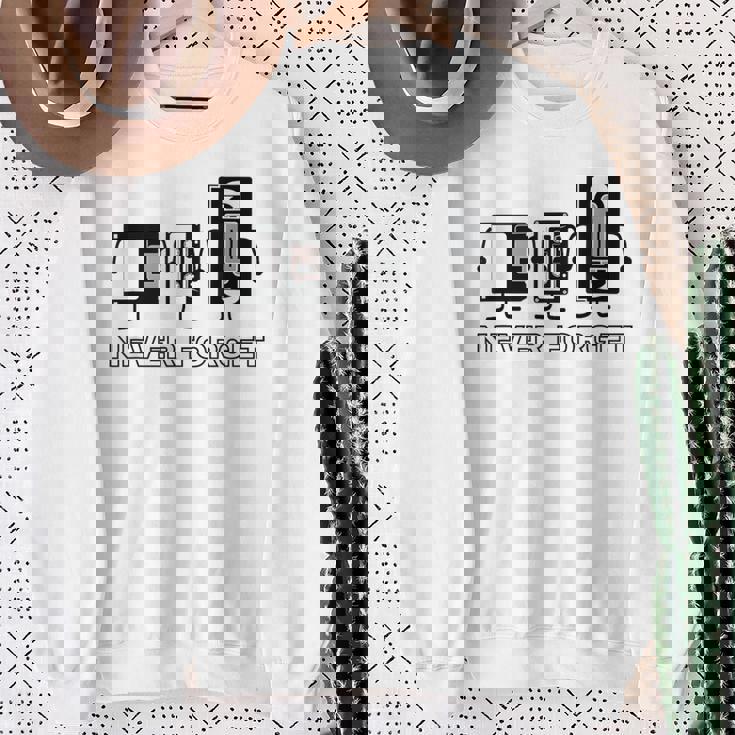 Never Forget カセットテープhs ゲーマー オールドスクール 面白い スウェットシャツ 年配の女性への贈り物