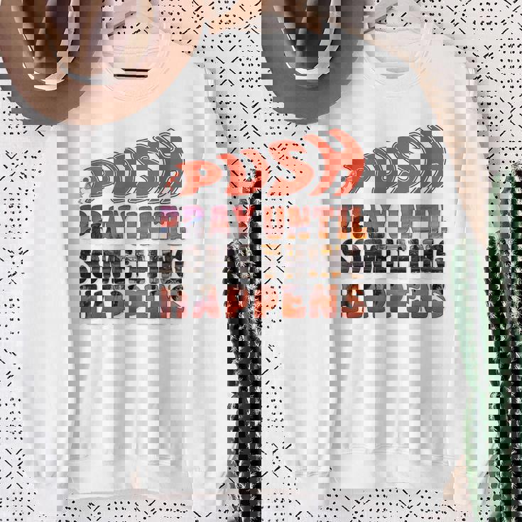 Pray Untilomething Happens インスピレーショナル クリスチャン スウェットシャツ 年配の女性への贈り物