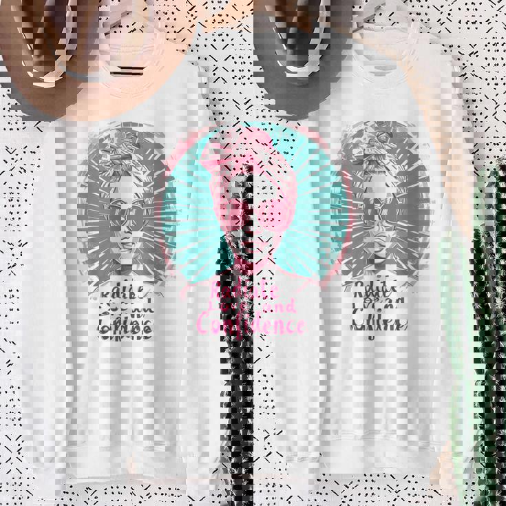 Radiate Love And Confidence Body Positive レトロ ポップアート スウェットシャツ 年配の女性への贈り物