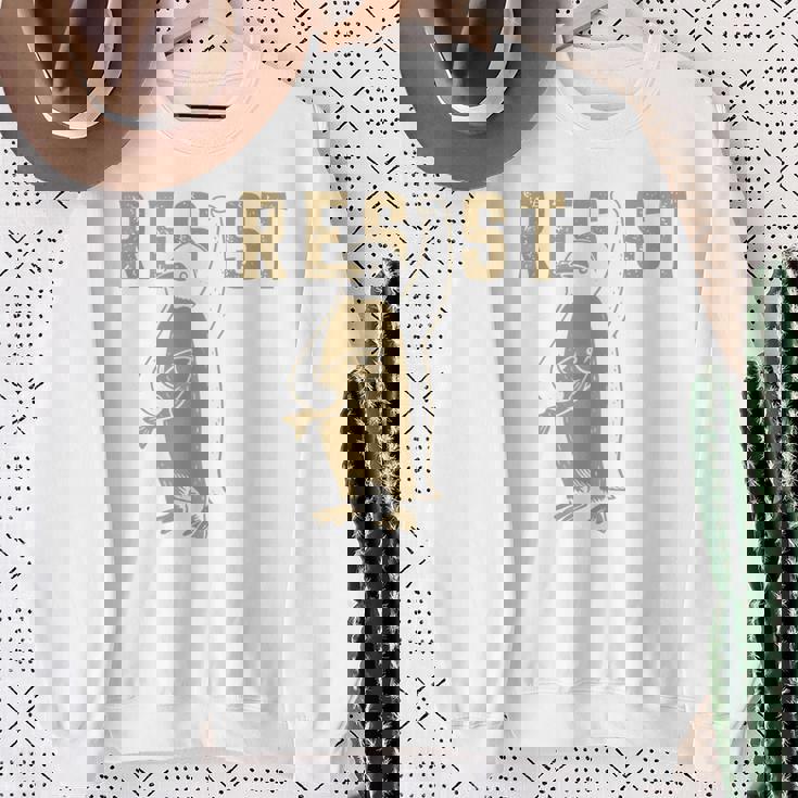 Resist Penguins Activism グラフィック Wetand With Penguins 長袖tシャツ スウェットシャツ 年配の女性への贈り物