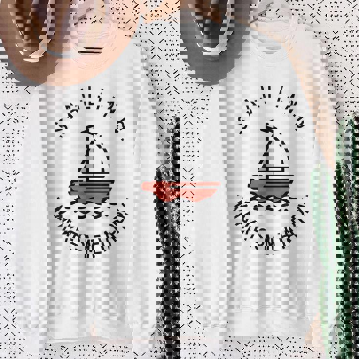 Sailing Makes Me Happy レッド ヨット スウェットシャツ 年配の女性への贈り物