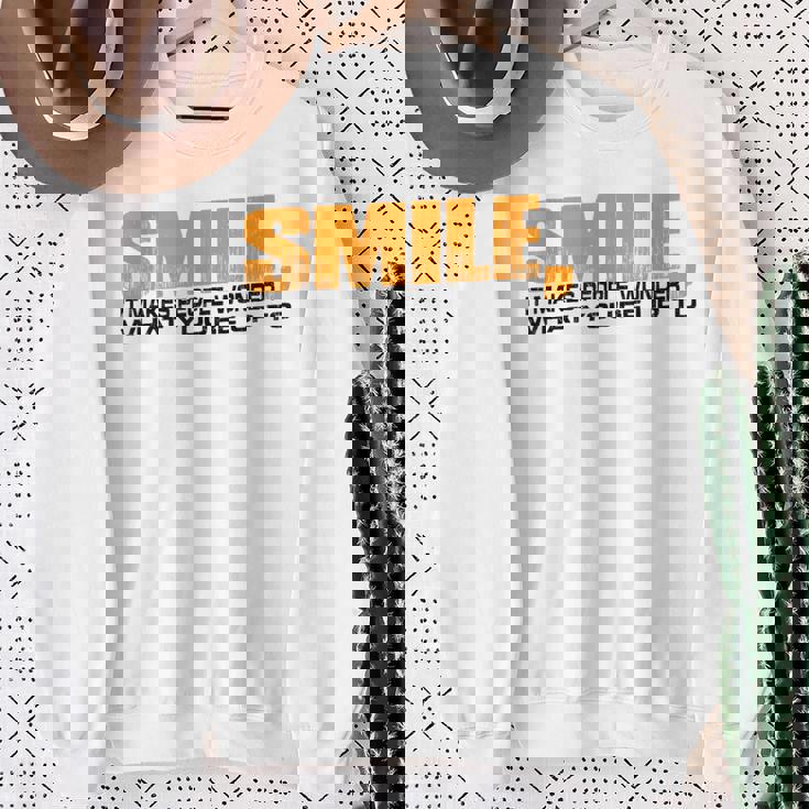 Smile It Makes People Wonder What You're Up To スウェットシャツ 年配の女性への贈り物