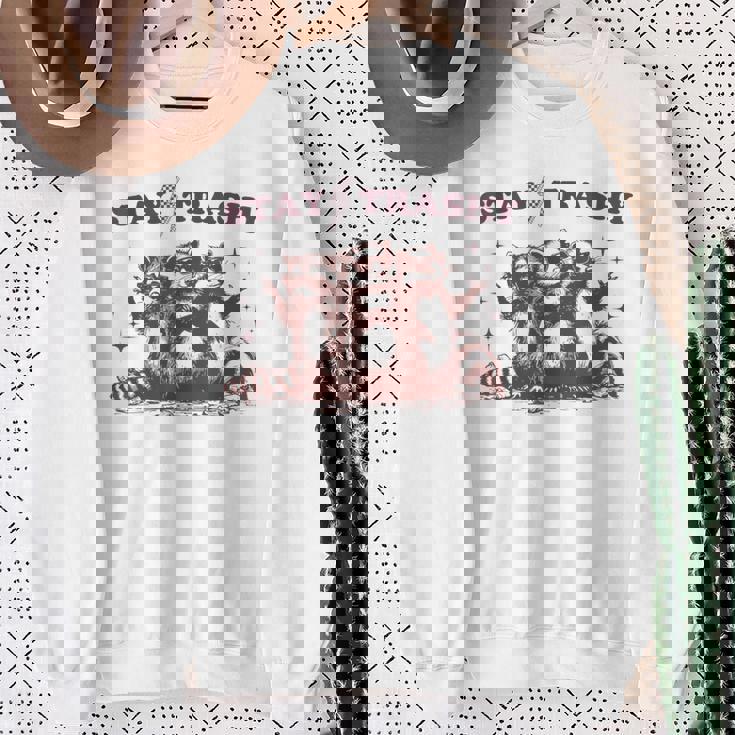 Stay Trashy Raccoon Opossum スウェットシャツ 年配の女性への贈り物