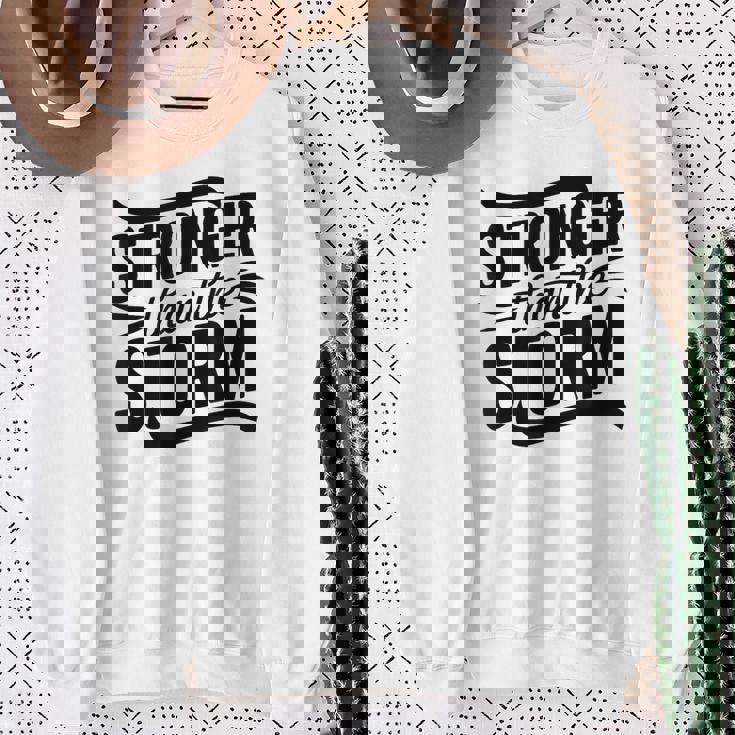 Stronger Than Thetorm Motivational Inspirational Positive スウェットシャツ 年配の女性への贈り物