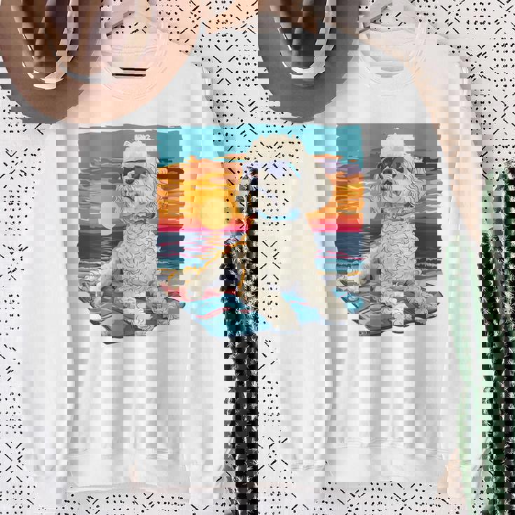 Sunny Day Doggy グラフィックデザイン ビーチレディ 子犬 長袖tシャツ スウェットシャツ 年配の女性への贈り物