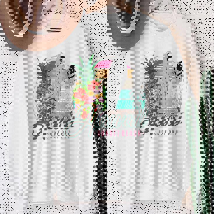 Sunset Beach Hawaii、サーフィンサーフボードレトロ、バックプリント スウェットシャツ 年配の女性への贈り物