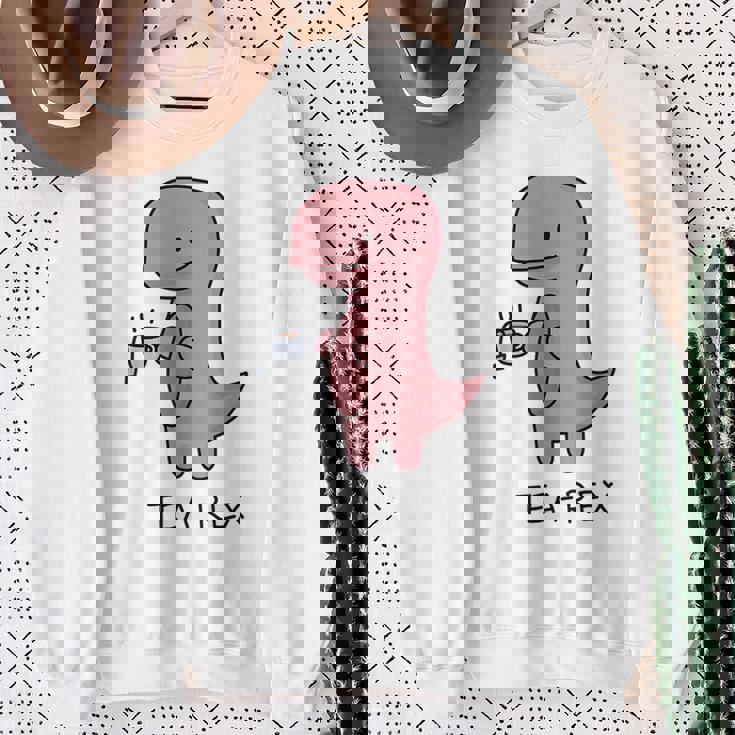 Tea Rex ユーモラスパン。 スウェットシャツ 年配の女性への贈り物