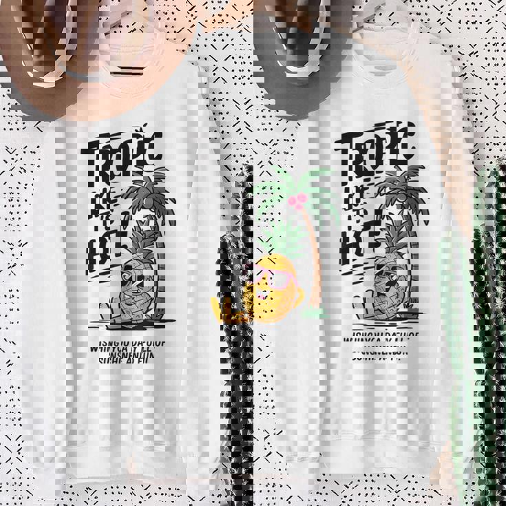 Tropic Like It's Hot パイナップル サマーサングラス ビーチ スウェットシャツ 年配の女性への贈り物