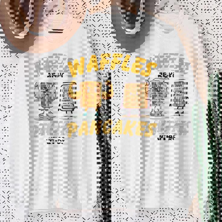 Waffles Are Just Pancakes With Abs Breakfast ワッフル愛好家 スウェットシャツ 年配の女性への贈り物