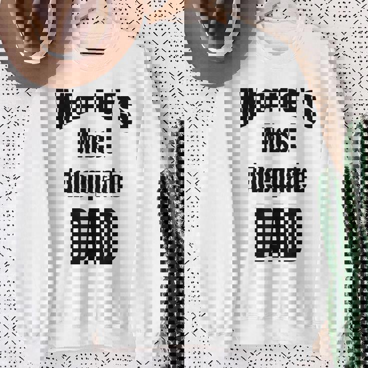 World's Most Adequate Dad はポップへの面白いギフトになります。 スウェットシャツ 年配の女性への贈り物