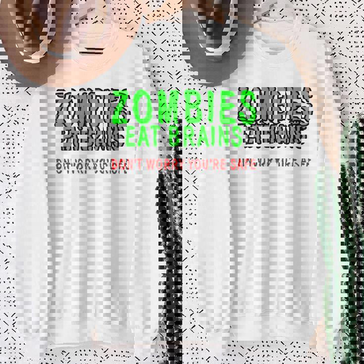 Zombies Eat Brains Don't Worry You'reafe スウェットシャツ 年配の女性への贈り物