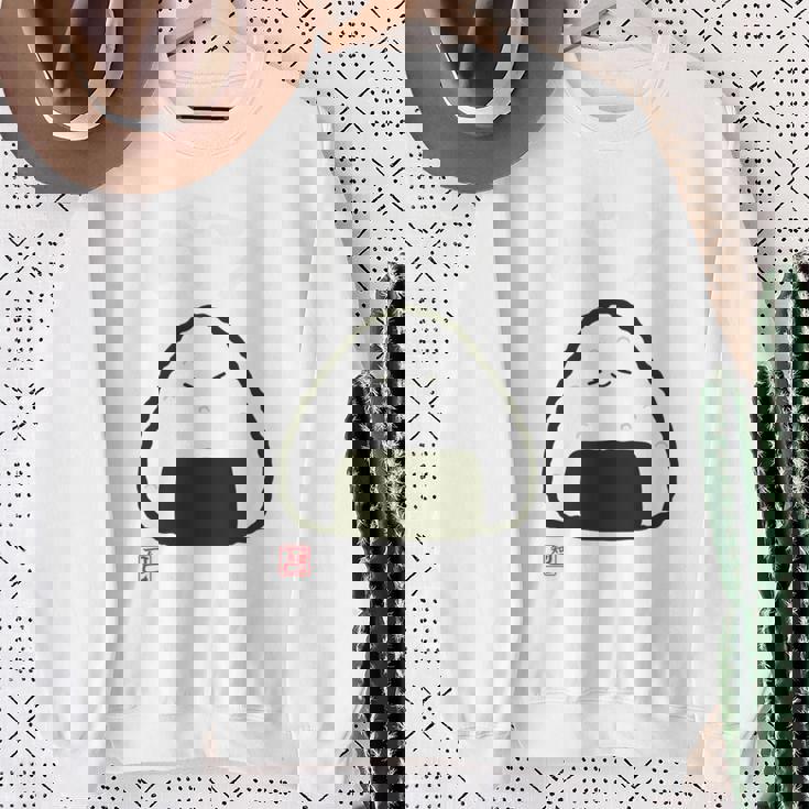 「パン-おにぎり」おもしろ 筆文字 服裏側 面白い文字入り 長袖tシャツ スウェットシャツ 年配の女性への贈り物