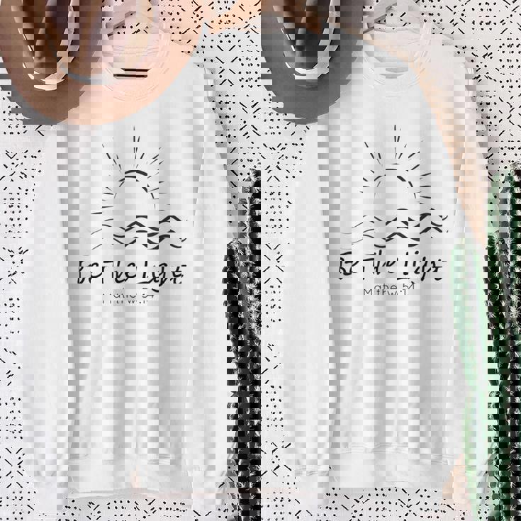 「光あれ」聖書マタイによる福音書第5章14節 スウェットシャツ 年配の女性への贈り物