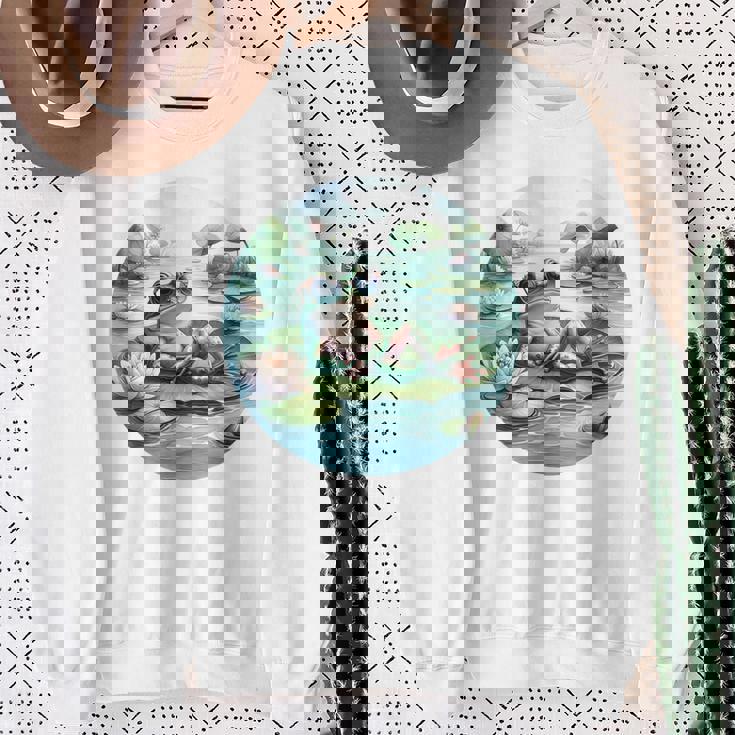 「池でリラックス」 – スイレンの上にサングラスをかけたカエル スウェットシャツ 年配の女性への贈り物