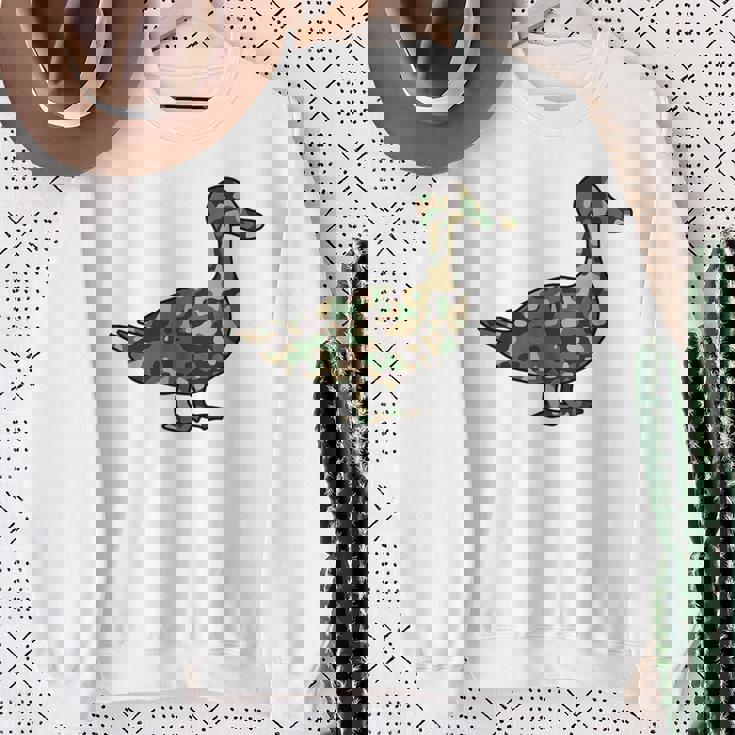 「鴨フラージュ」かも カモフラージュ 迷彩 ダジャレ 駄洒落 動物 鳥 カモ 鳧 カムフラージュ 兵士 軍隊 軍人 国防 スウェットシャツ 年配の女性への贈り物