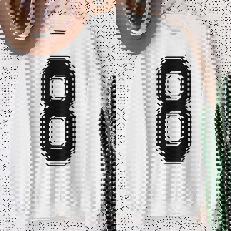 【バックプリント・背中側】8 数字 背番号 ユニフォーム ナンバー【ブラック／黒 の文字】スポーツ 練習着 部活 スウェットシャツ 年配の女性への贈り物