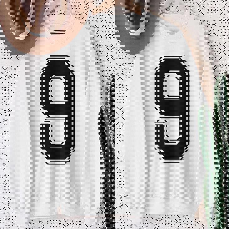 【バックプリント・背中側】9 数字 背番号 ユニフォーム ナンバー【ブラック／黒 の文字】スポーツ 練習着 部活 スウェットシャツ 年配の女性への贈り物