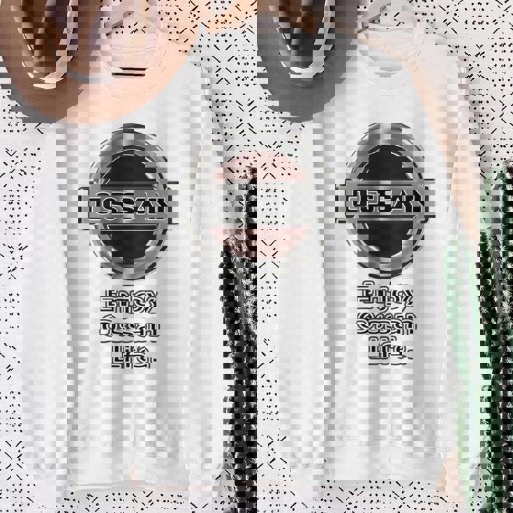 【バックプリント・背中側】Ossan おっさん（車好き ロゴ エンブレム パロディ）【変なデザイン屋さん】文字 面白い スウェットシャツ 年配の女性への贈り物