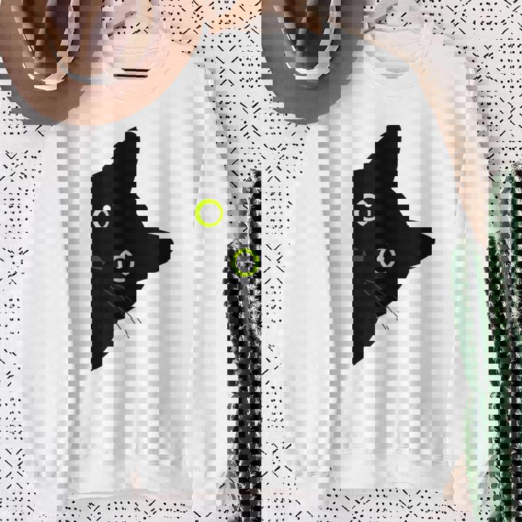 【覗くネコ】黒猫 にゃんこ 猫好き 猫 可愛い ネコ 子猫 ネコ好き 面白い 変な 遊び心 ネタ ウケ狙い おもしろ スウェットシャツ 年配の女性への贈り物