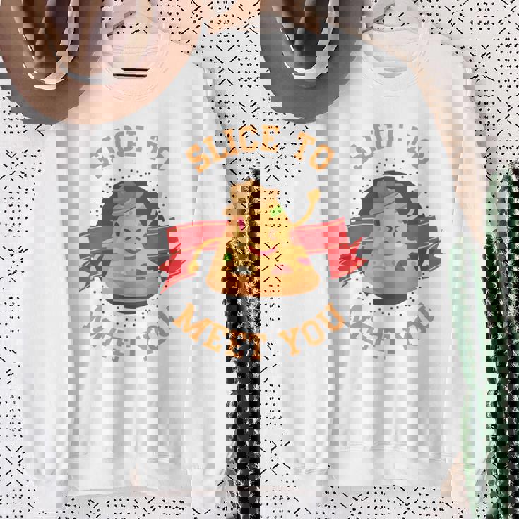 あなたに会うためにチーズクラストとスライス用のスライスが入ったピザ。 長袖tシャツ スウェットシャツ 年配の女性への贈り物