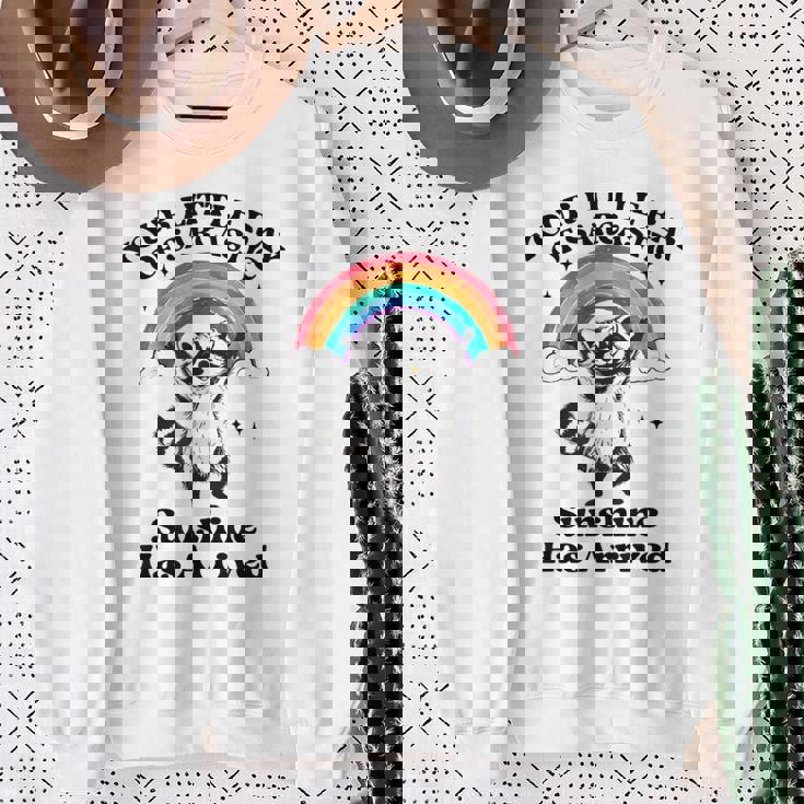 あなたの小さな皮肉な太陽の光はアライグマに到着しました スウェットシャツ 年配の女性への贈り物