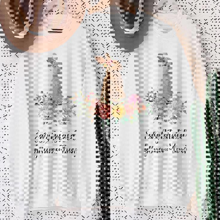 うさぎと花に気が散りやすい ウサギ かわいいウサギ スウェットシャツ 年配の女性への贈り物