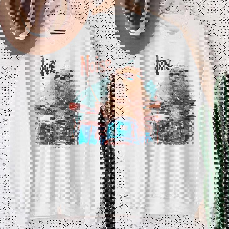 おかしなカピバラがドラムを奏でる スウェットシャツ 年配の女性への贈り物