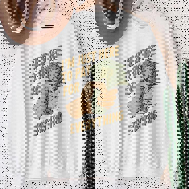 おもしろいママとパパが払うもの全部払うためにここに来たんだ スウェットシャツ 年配の女性への贈り物