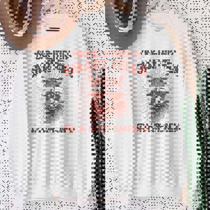 お前は利口なやつかおなら臭いのどっちかだ スウェットシャツ 年配の女性への贈り物