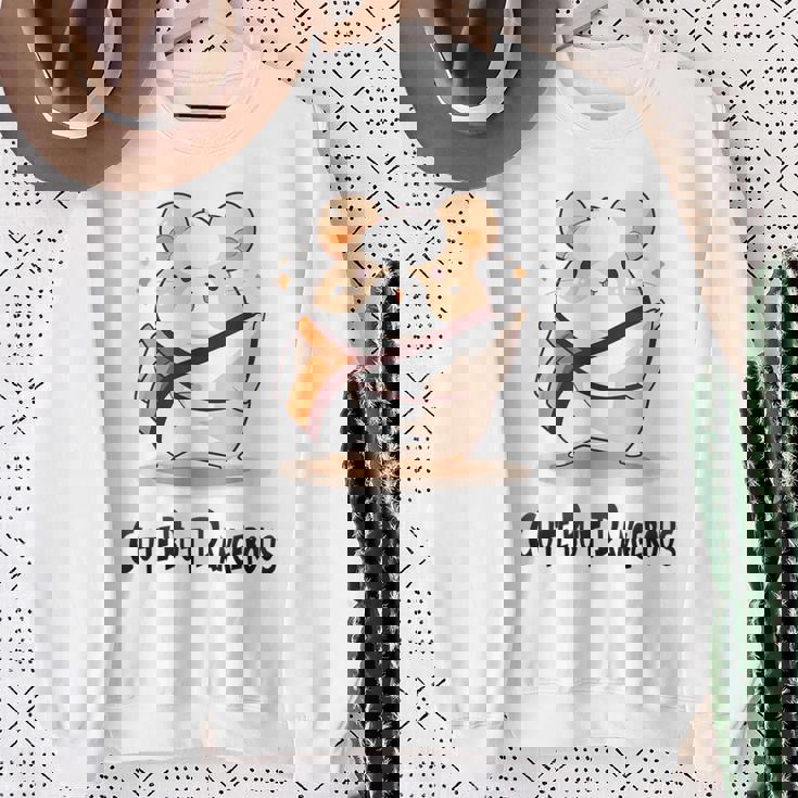 かわいいけど危険な面白いハムスター空手 スウェットシャツ 年配の女性への贈り物