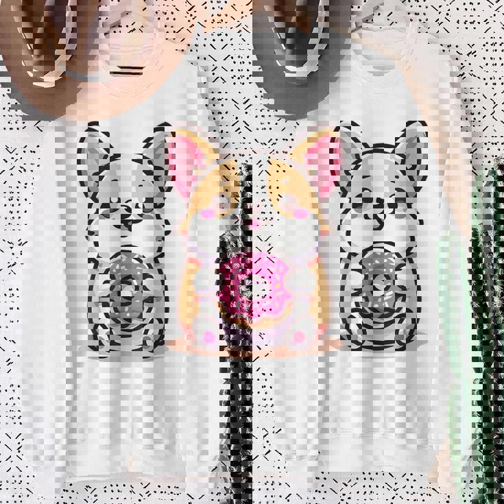 かわいいコーギーのドーナツを持つ漫画の犬愛好家アートキッズ。 スウェットシャツ 年配の女性への贈り物