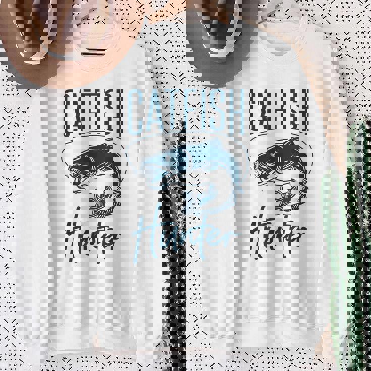 かわいいナマズハンターデザイン ナマズ農家へのギフトアイデア スウェットシャツ 年配の女性への贈り物