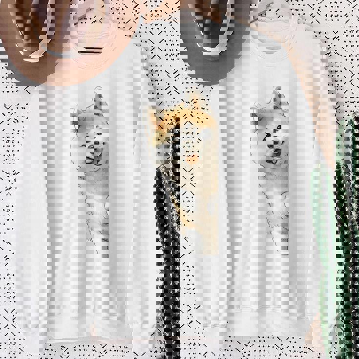 かわいい日本の秋田犬が角をのぞく犬好き。 スウェットシャツ 年配の女性への贈り物