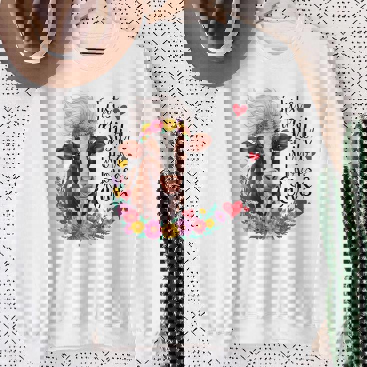 かわいい牛 ただの牛を愛する少女 長袖tシャツ スウェットシャツ 年配の女性への贈り物