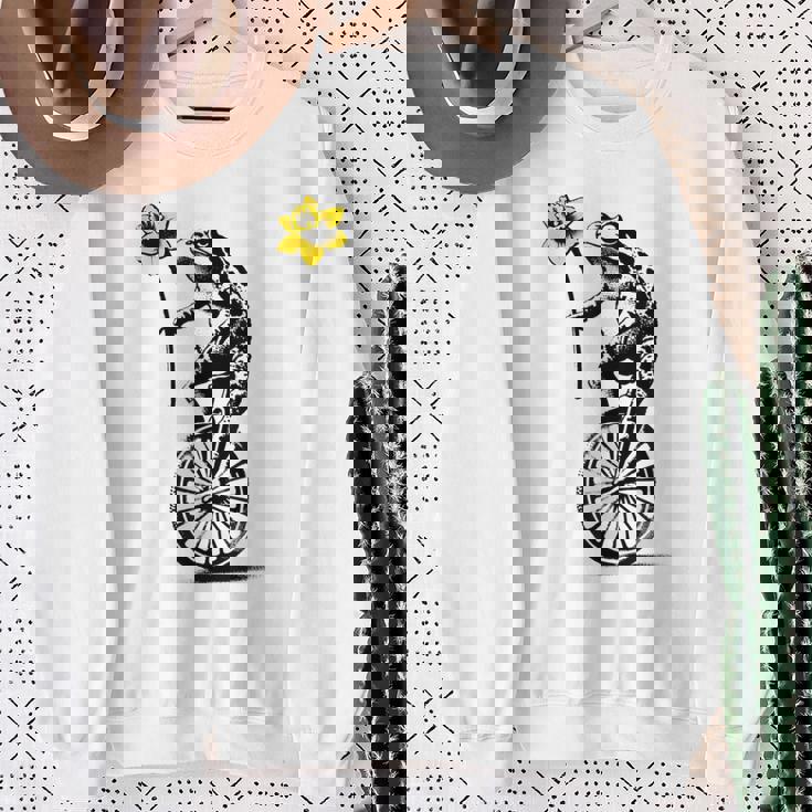 かわいい面白いカエルの一輪車 スウェットシャツ 年配の女性への贈り物