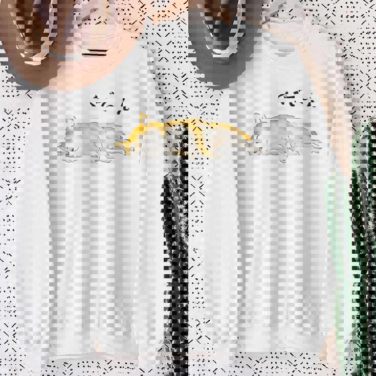 ぐでーんとくつろいでいる柴犬 スウェットシャツ 年配の女性への贈り物