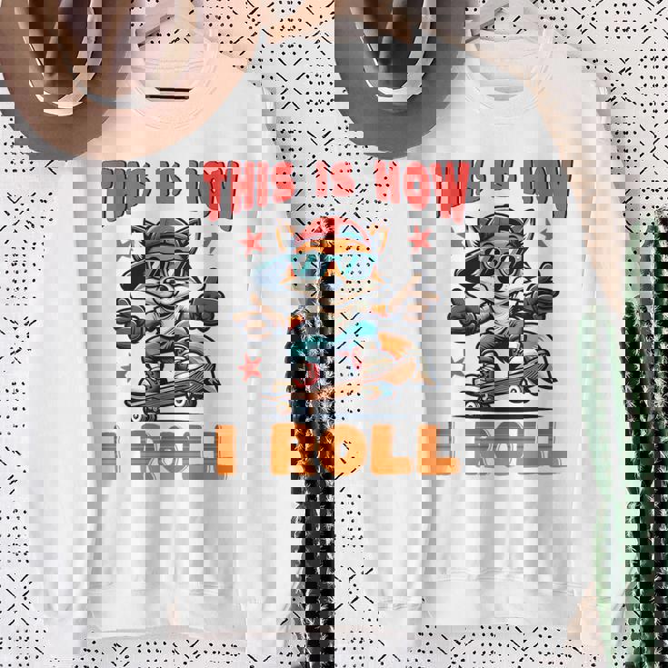 これが私がクールなフォックススケートをスケートボードで転がす方法です スウェットシャツ 年配の女性への贈り物