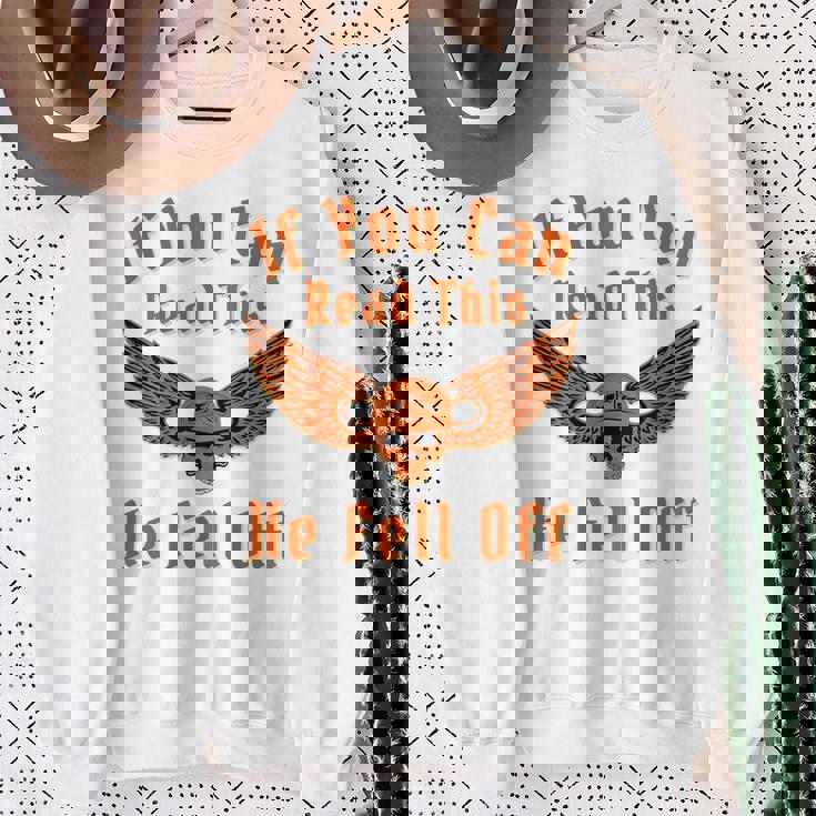 これを読めば、彼はバイカー向けのダークユーモアサインから落ちた スウェットシャツ 年配の女性への贈り物