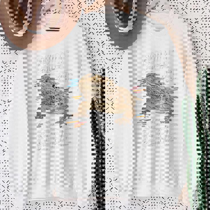 ひげを生やしたドラゴン、バルタゲーム、フトアゴヒゲトカゲ、ポゴナとくつろぐ 長袖tシャツ スウェットシャツ 年配の女性への贈り物