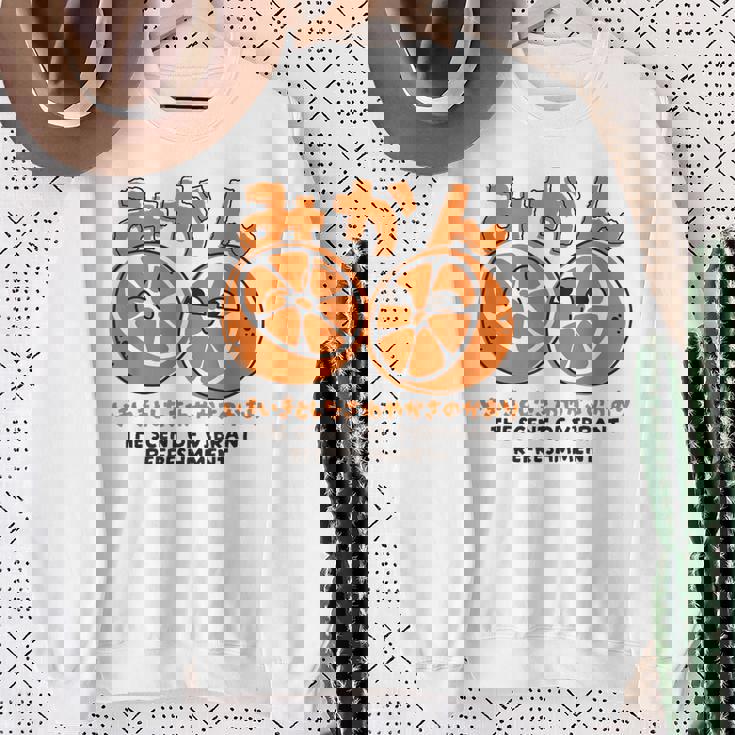 みかん柑橘 鮮やかな爽快感 日本語漢字付き スウェットシャツ 年配の女性への贈り物