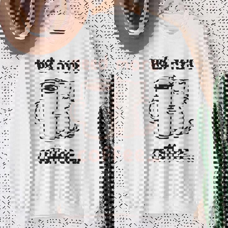 もっとコーヒーが必要だよ、可愛い猫ちゃん スウェットシャツ 年配の女性への贈り物