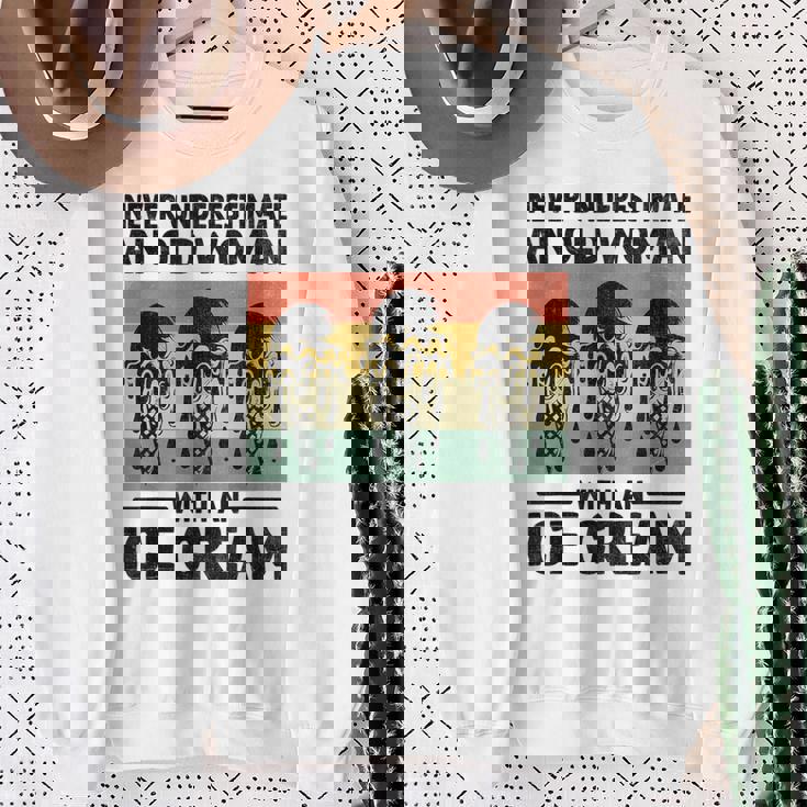 アイスクリームを持った老婆を決して過小評価しない スウェットシャツ 年配の女性への贈り物