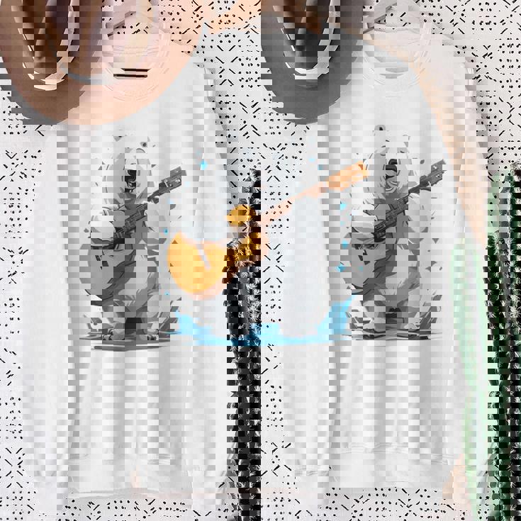 アコースティックギターを弾くクマ、ベアギタリスト 長袖tシャツ スウェットシャツ 年配の女性への贈り物
