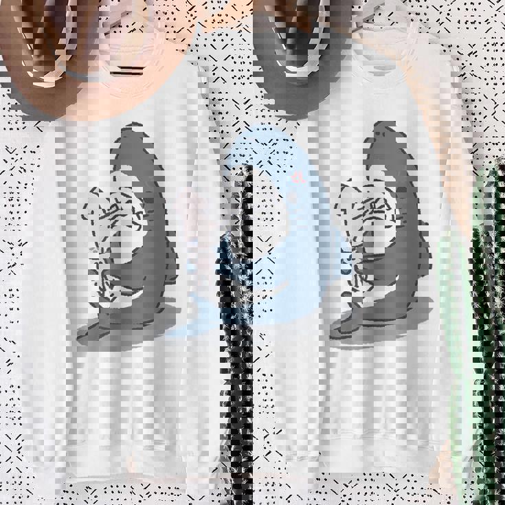 イカを噛み切ることができないサメ スウェットシャツ 年配の女性への贈り物